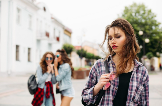 Kıskançlığın Gizli Kodu: Sadece Bakmıyoruz, Hareketleri de İzliyoruz! - Uzm. Psk. Esra Özel - Uzm. Psk. Esra Özel