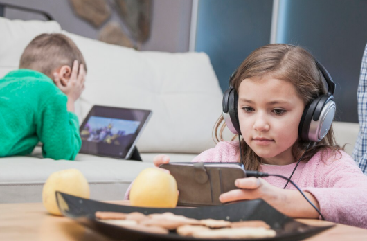 Erken Çocuklukta Sanal Otizm: Ekran Maruziyetinin Sessiz Etkileri - Kl. Psk. Işılay Sarvan