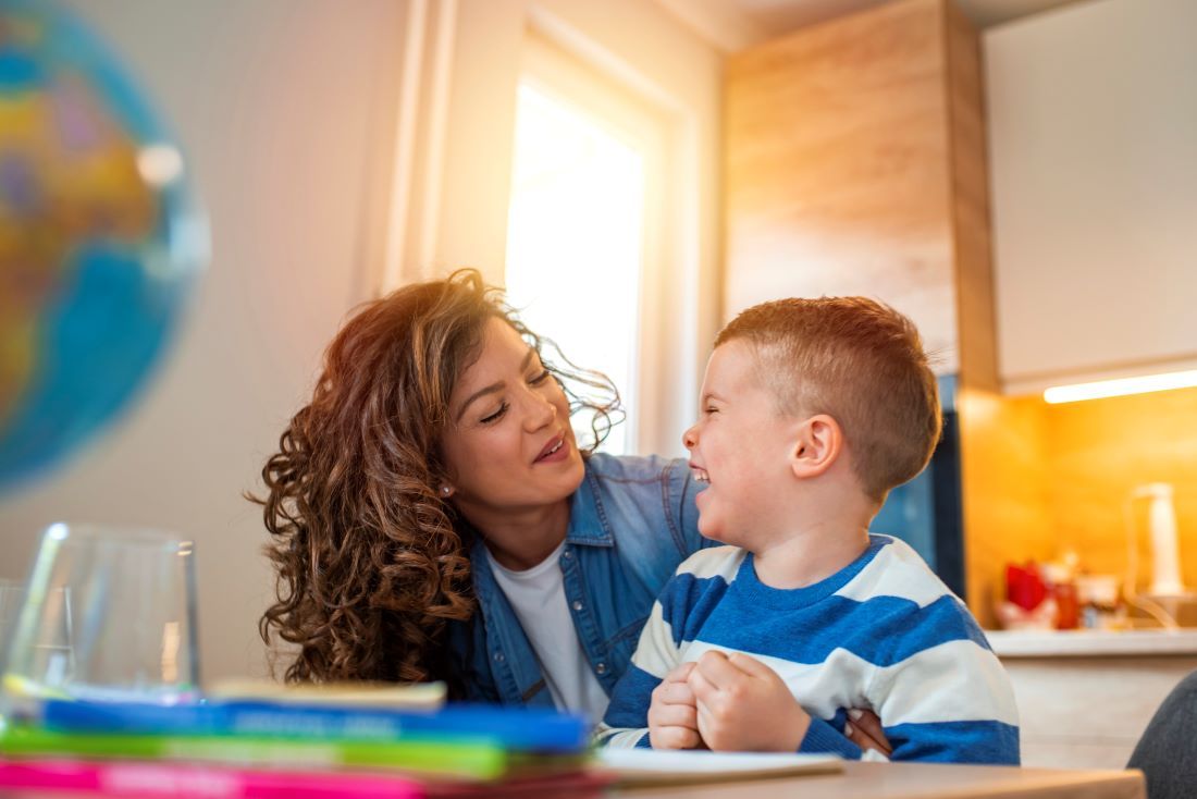 mujer y niño sonriendo cocina