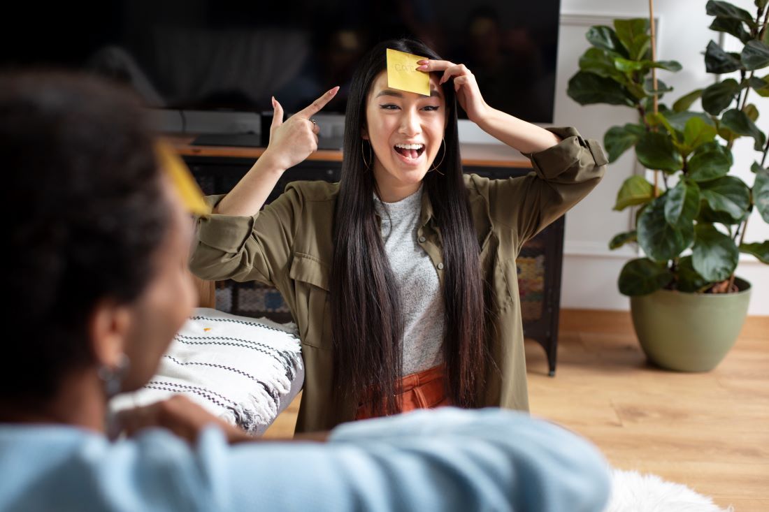mujer post it cabeza señalando tele planta