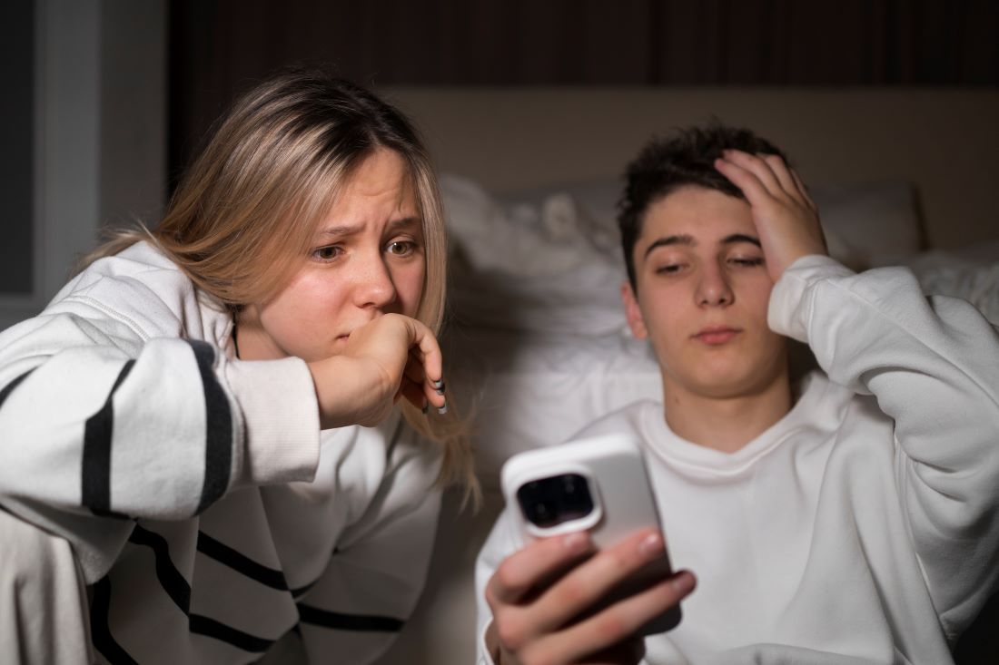 niños adolescentes mirando movil