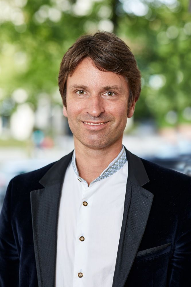 Foto eines Manns mit braunem Haar