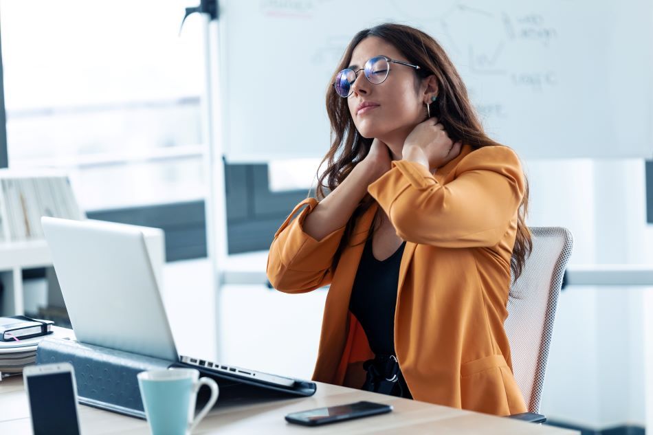 mujer joven oficina dolor cuello