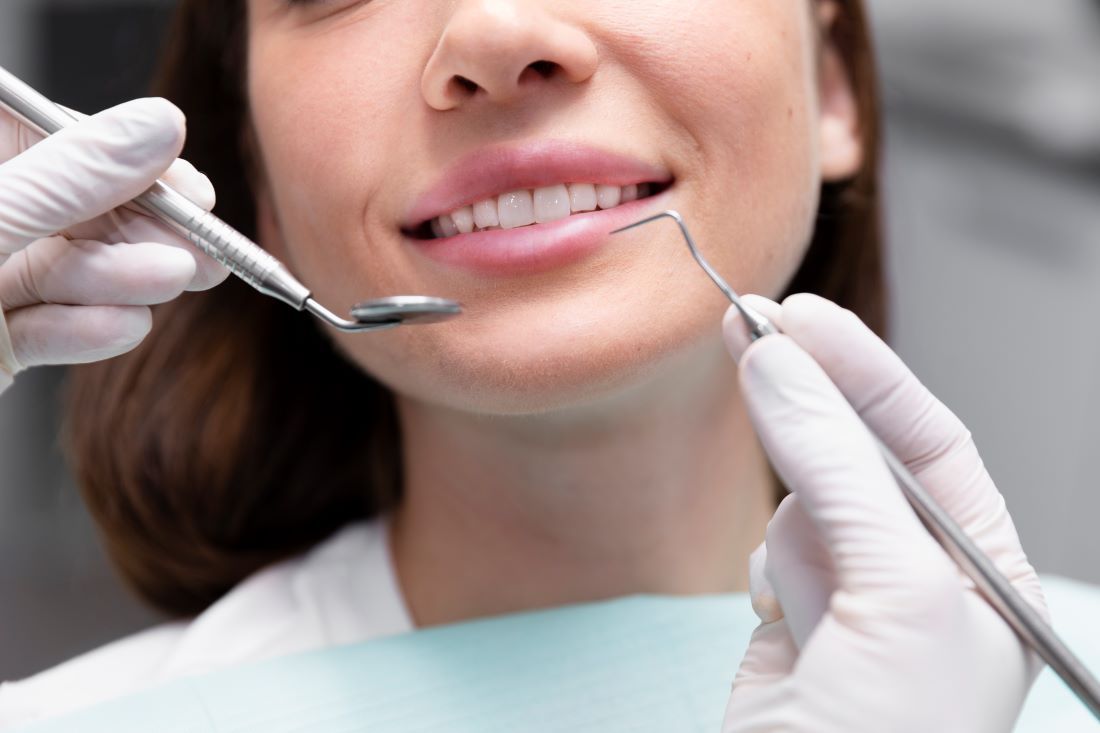 primer plano dentista con modelo dientes