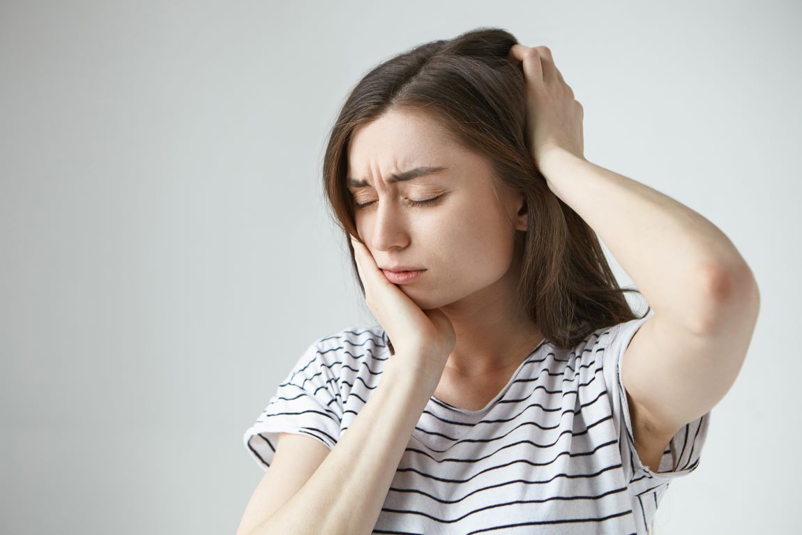 mujer camiseta rayas mano mandibula