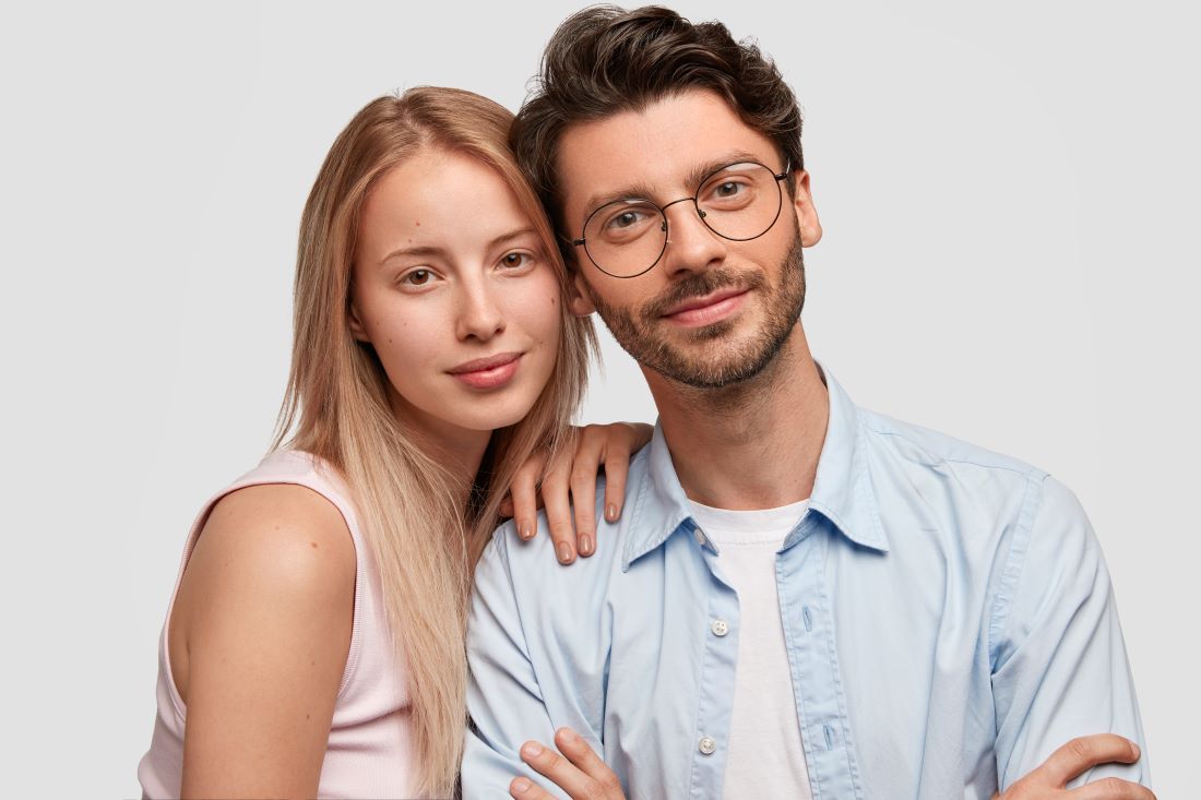 mujer camiseta y hombre gafas camisa juntos