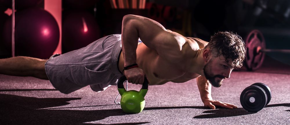 hombre entrenamiento cross fit gimnasio