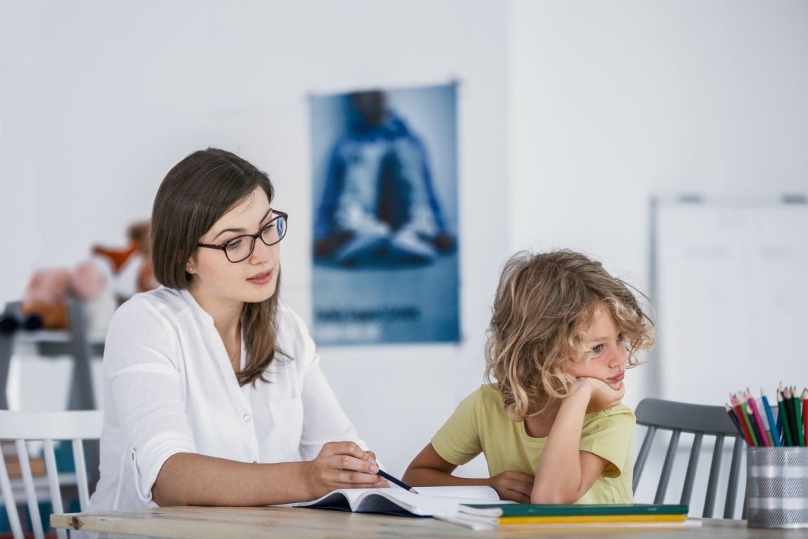 Madre enseñando libro niño despistado