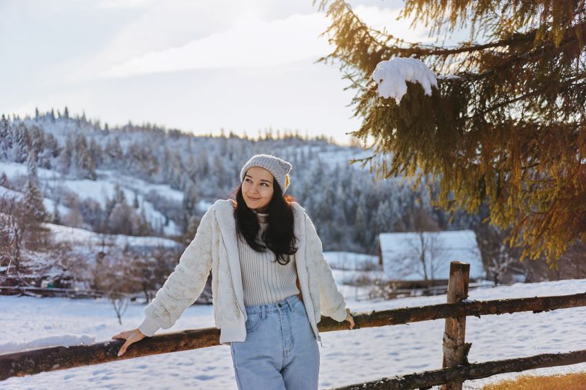 mujer joven gorro cabeza invierno paisaje invernal con nieve