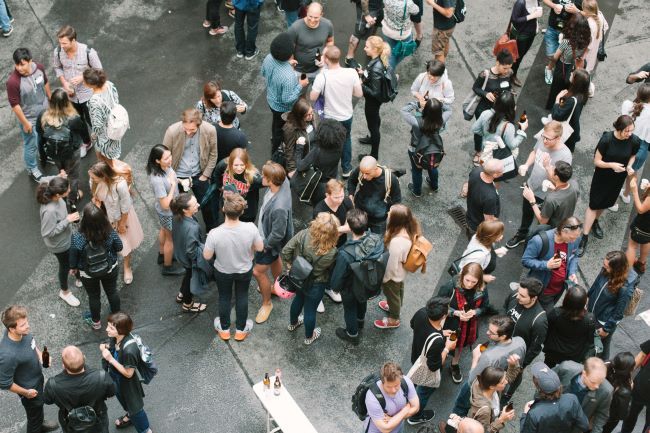 multitud personas calle