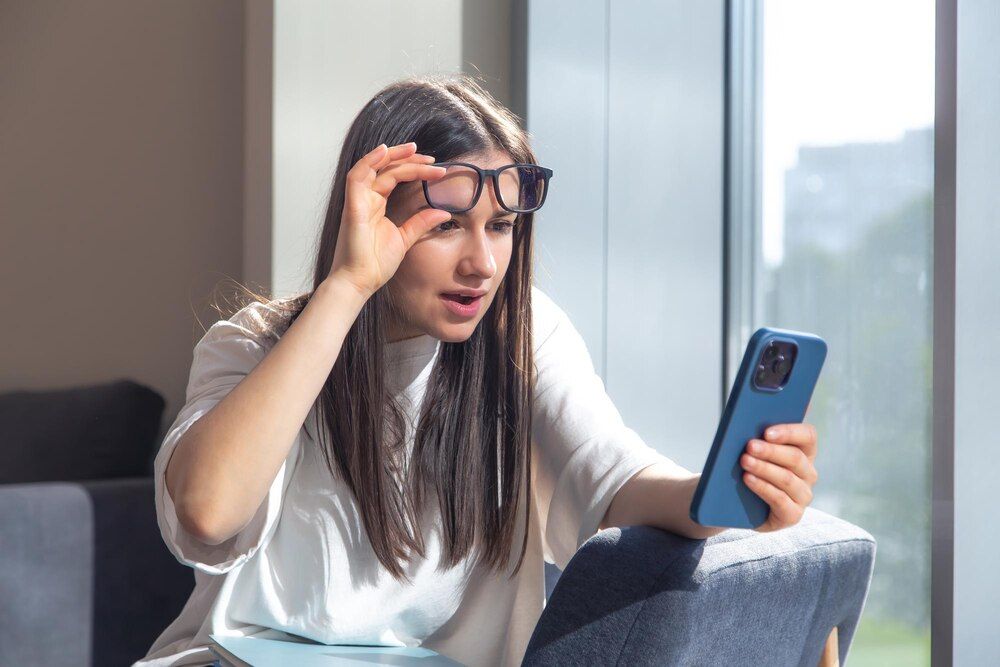 estudante com smartphone e blocos de notas na janela de manhã
