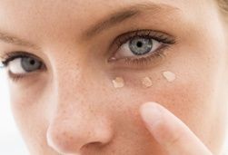 augenringe-entfernen-was-hilft-gegen-augenringe