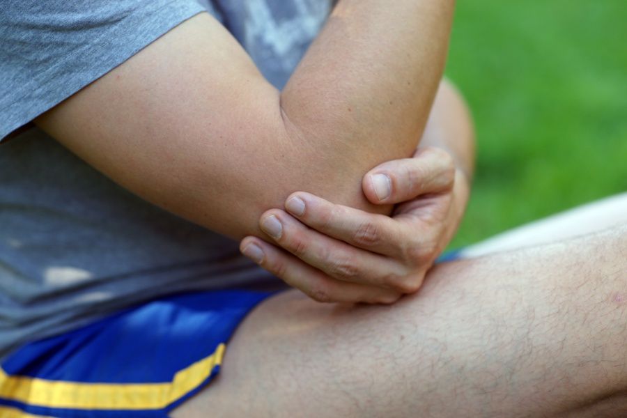 wann-muss-ein-tennisellenbogen-operiert-werden