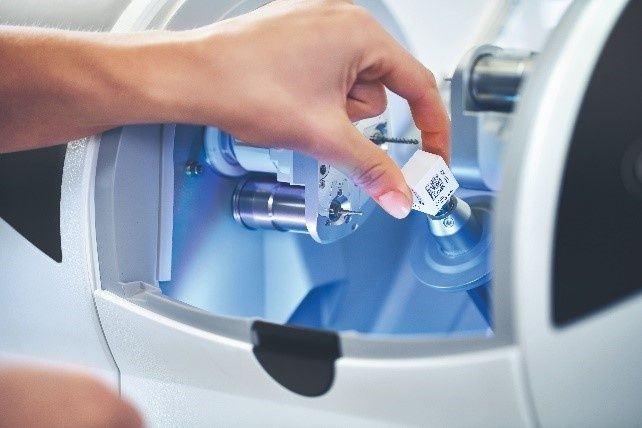 CAD-CAM-Verfahren in der Zahnmedizin: Eine zahnfarbene Versorgung an nur einem Tag