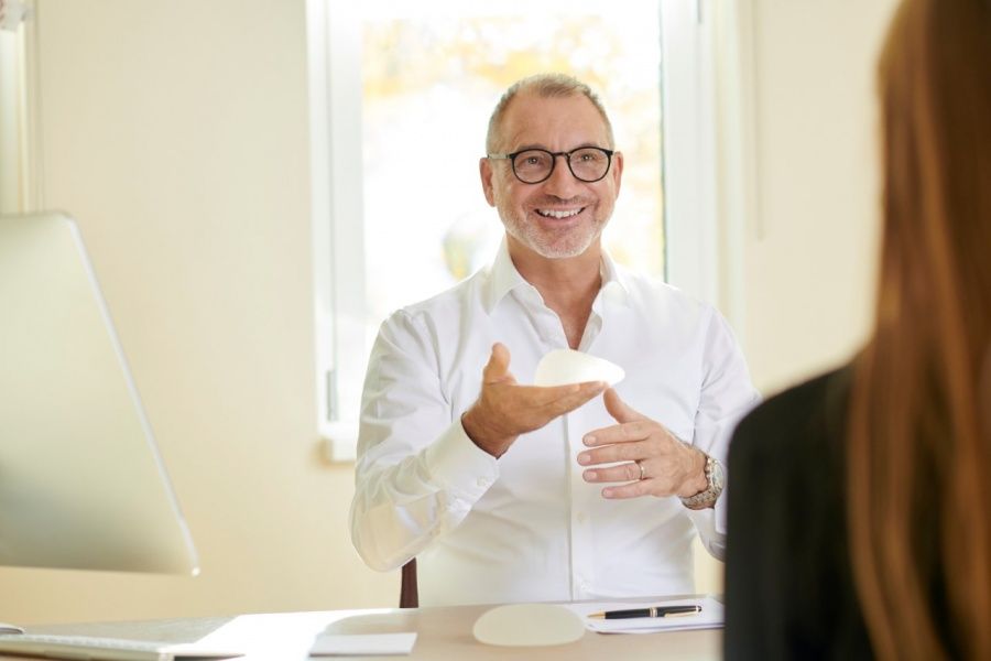 Größere & ästhetische Brust ohne sichtbare Narben: HD-endoskopische Brustvergrößerung über die Achsel