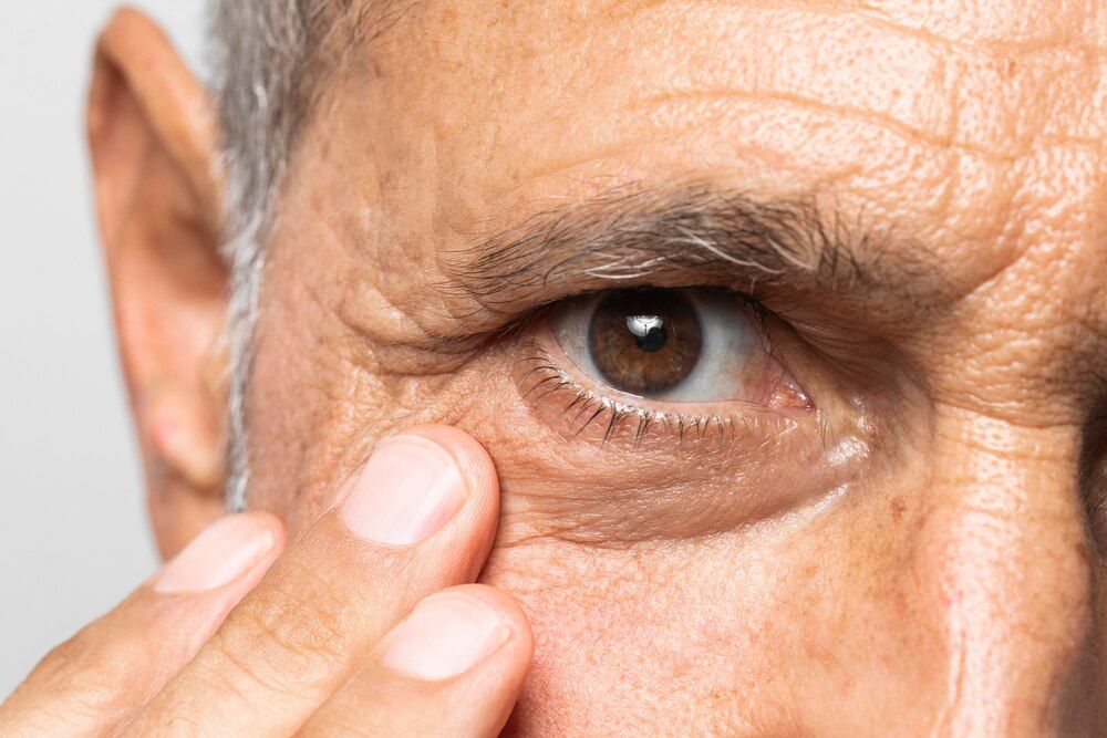 close-up de um homem idoso com olhos castanhos