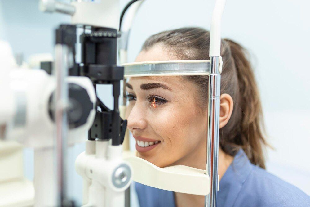 oftalmologista com paciente durante um exame em clínica moderna; o oftalmologista está usando equipamento médico especial para a saúde ocular