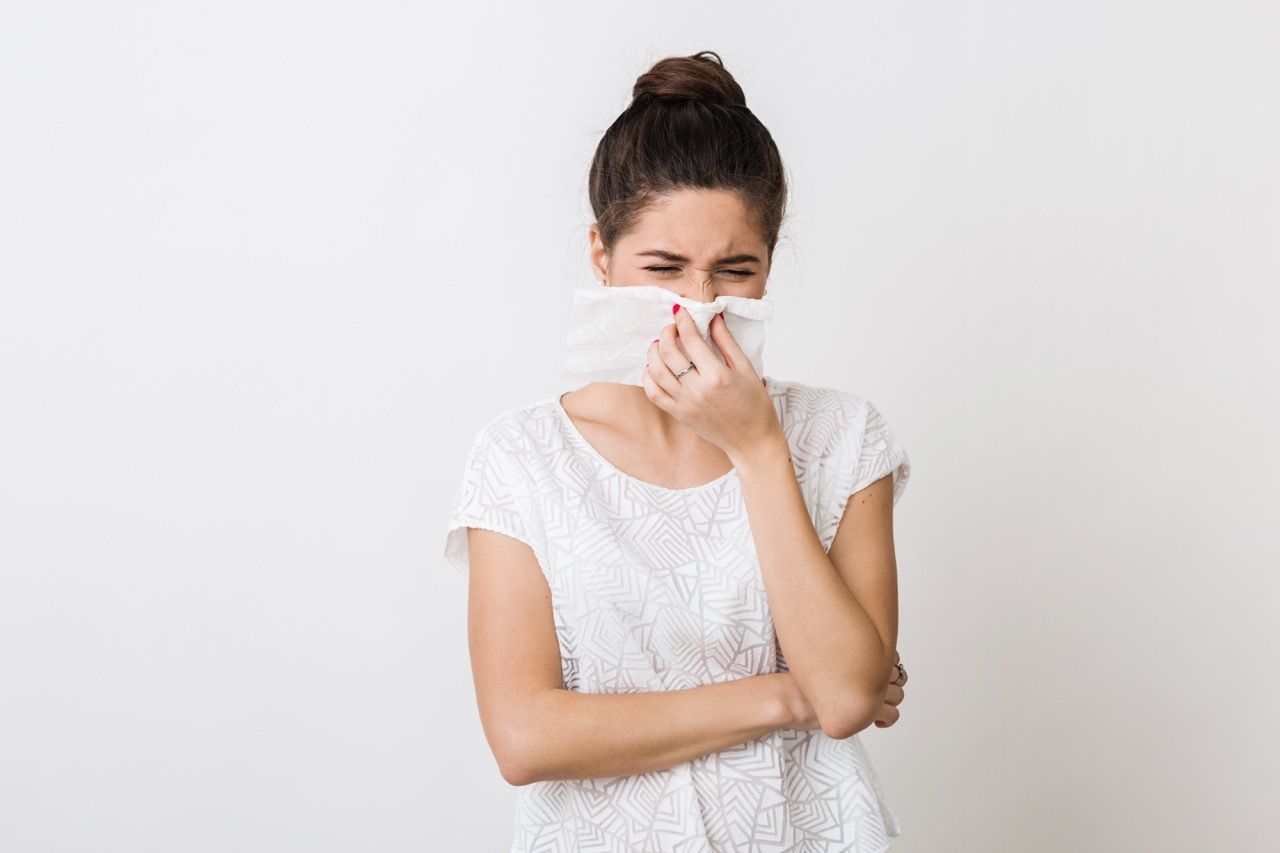 mujer camiseta blanca sonandose nariz mocos alergia primavera