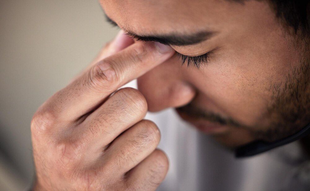 homem com dor no nariz e nos seios da face com close-up para inflamação e sinusite por alergia pessoa do sexo masculino osso nasal e dor de cabeça com rinite para bem-estar facial congestão e doente em desconforto