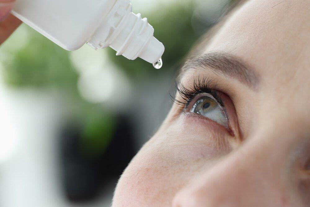 mulher pingando colírio antibacteriano nos olhos close-up tratamento de conjuntivite viral