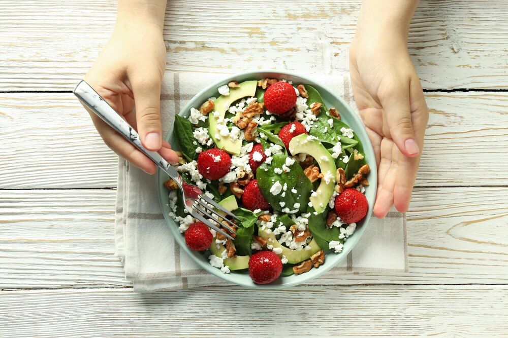 concepto de ensalada sabrosa con fresas vista superior
