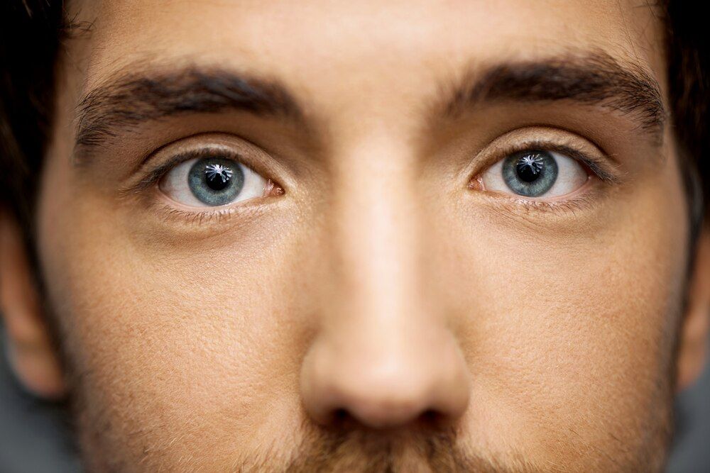 close-up de belos olhos azuis de um homem