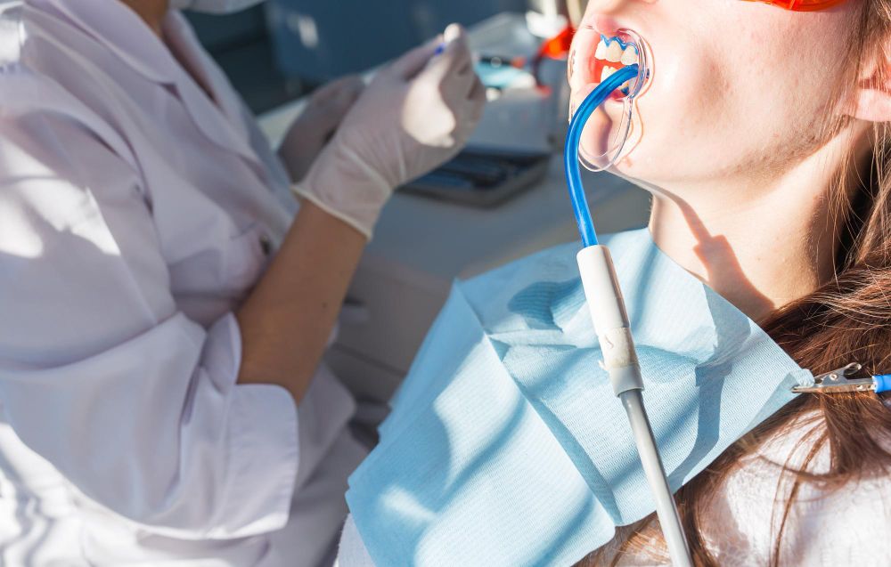 paciente sendo atendida por dentista