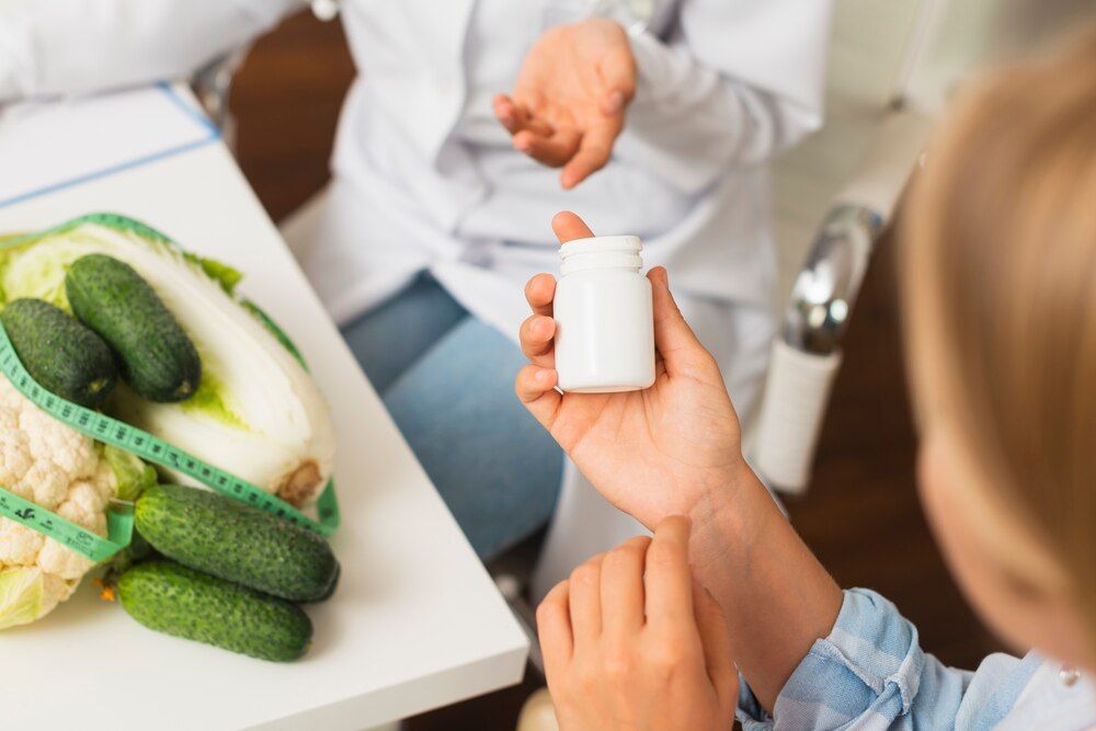 primer plano de mujeres con verduras y un pastillero