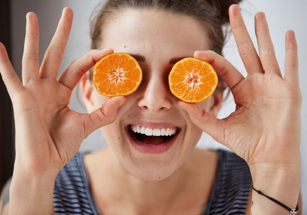 mulher com laranja nos olhos