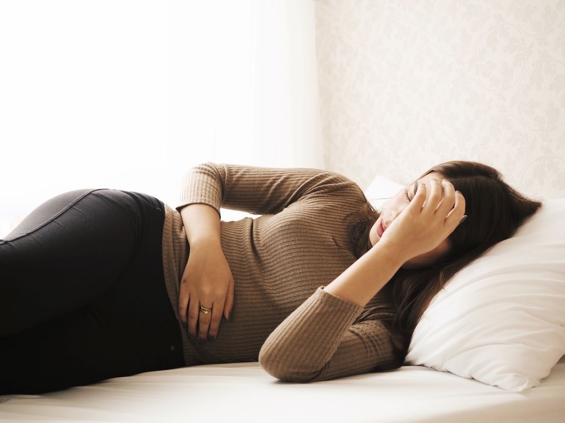 mujer tumbada embarazada depresion