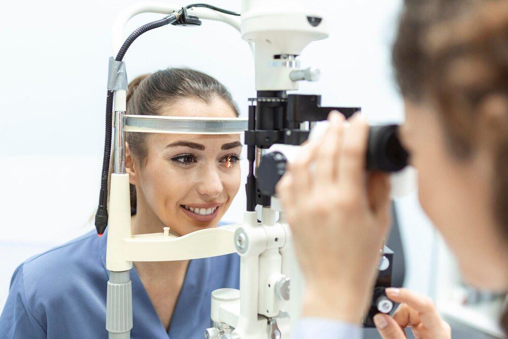 oftalmologista com paciente durante um exame em uma clínica moderna o oftalmologista está usando equipamento médico especial para a saúde ocular