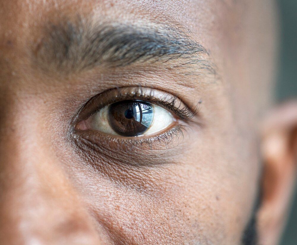 close-up do olho de um homem negro