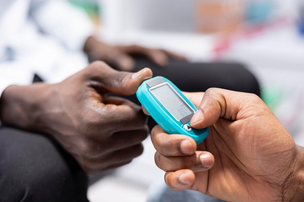 close-up de especialista médico usando glicosímetro para medição de nível de açúcar
