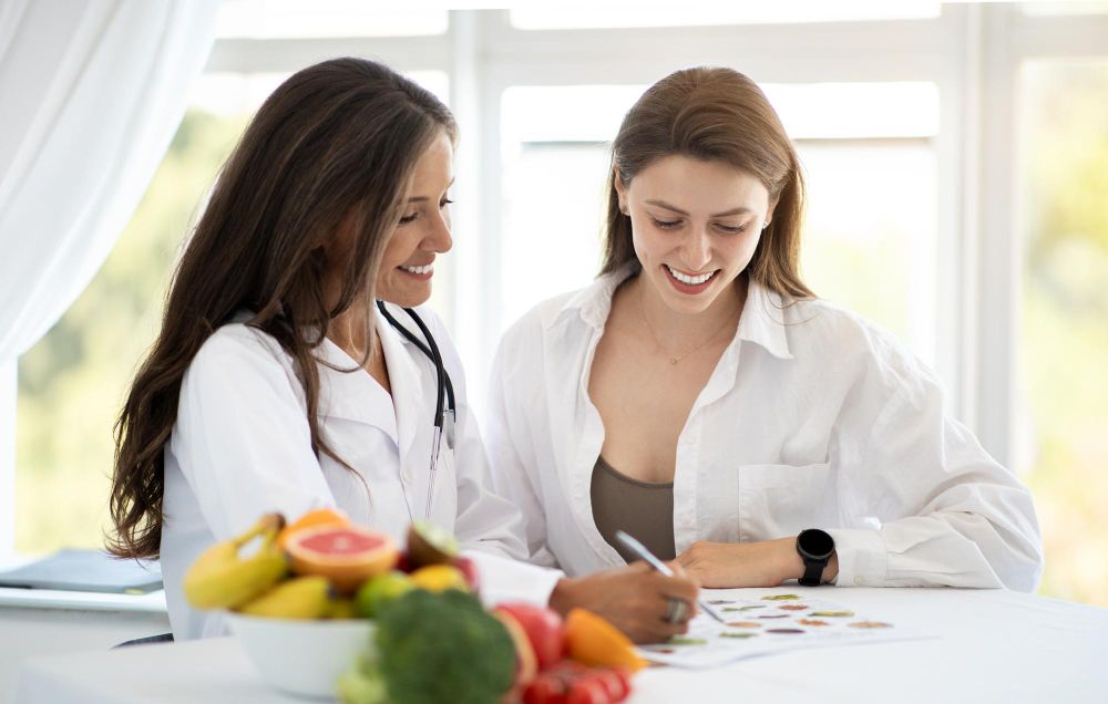 nutróloga e nutricionista conversando