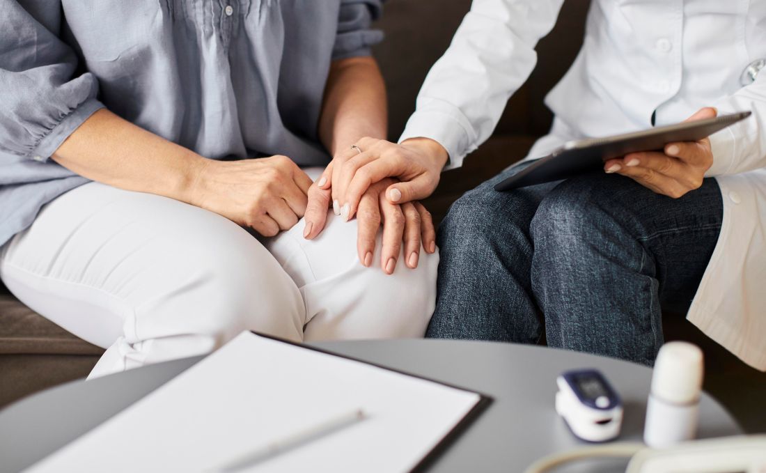 mujeres terapia psicología sentadas sofa papeles mesa