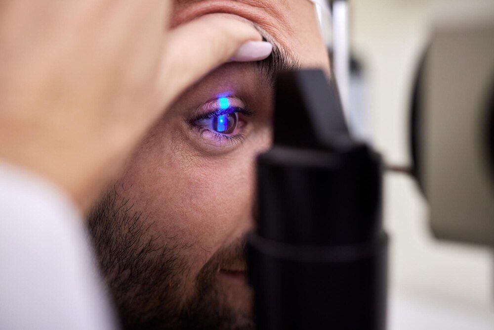exame de vista visão ou teste a laser para um homem com máquina em consulta de optometria para problema de retina mãos visão ou médico ajudando ou examinando um paciente ou cliente com plano de saúde para saúde