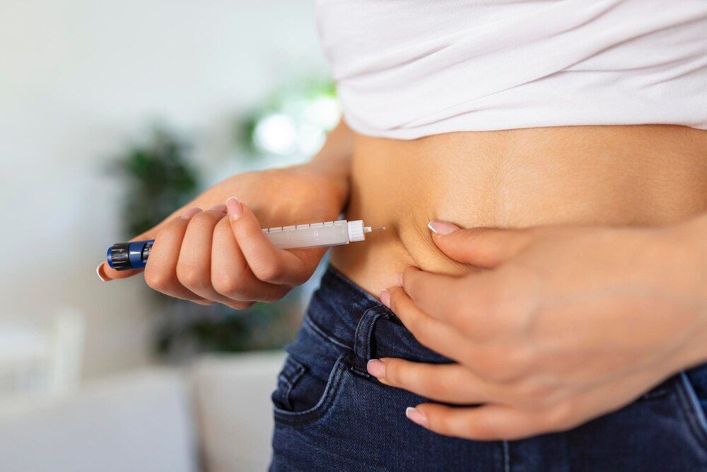 una paciente diabética usando una pluma de insulina para ponerse una inyección de insulina en casa mujer joven control de la diabetes estilo de vida diabético