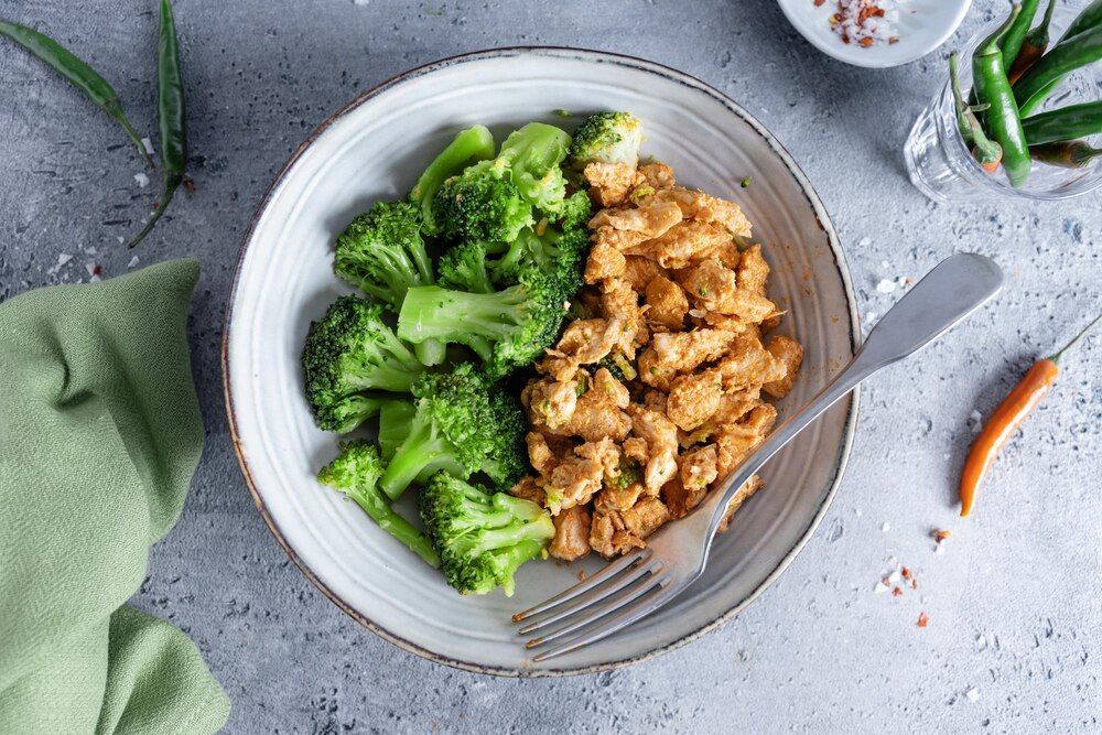 trozos de pechuga de pollo con verduras en un plato