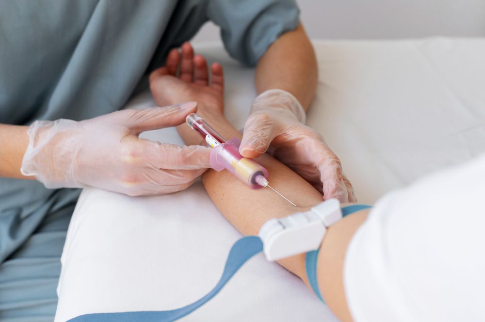 exame de sangue sendo realizado