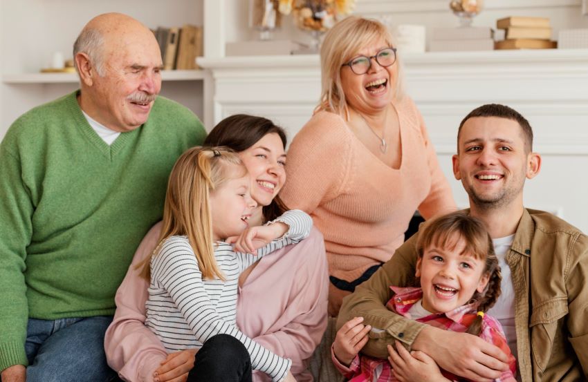 familia feliz risas sentados salon casa