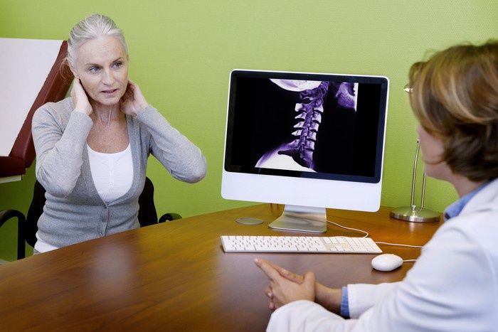 Hexenschuss an der Halswirbelsäule: Diese Therapie hilft sofort