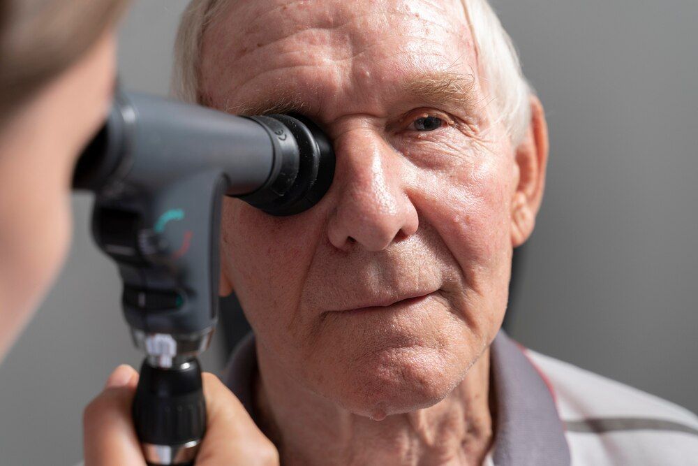 homem fazendo um exame de vista