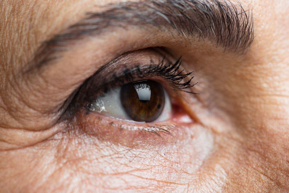 close-up da sobrancelha de uma mulher idosa