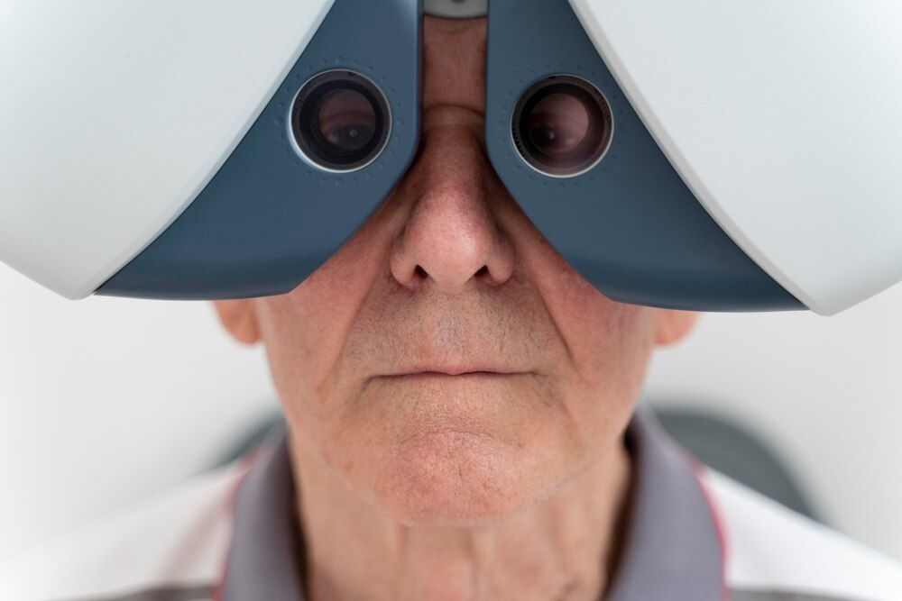 homem fazendo um exame oftalmológico