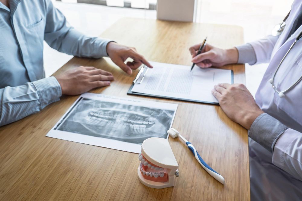 dentista explicando plano odontologico