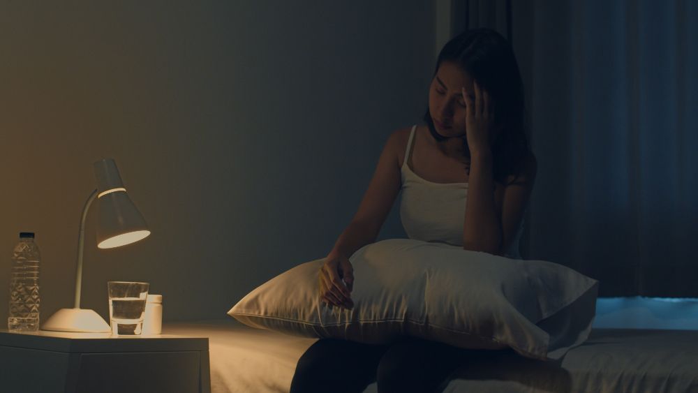 mulher com insônia hormonal