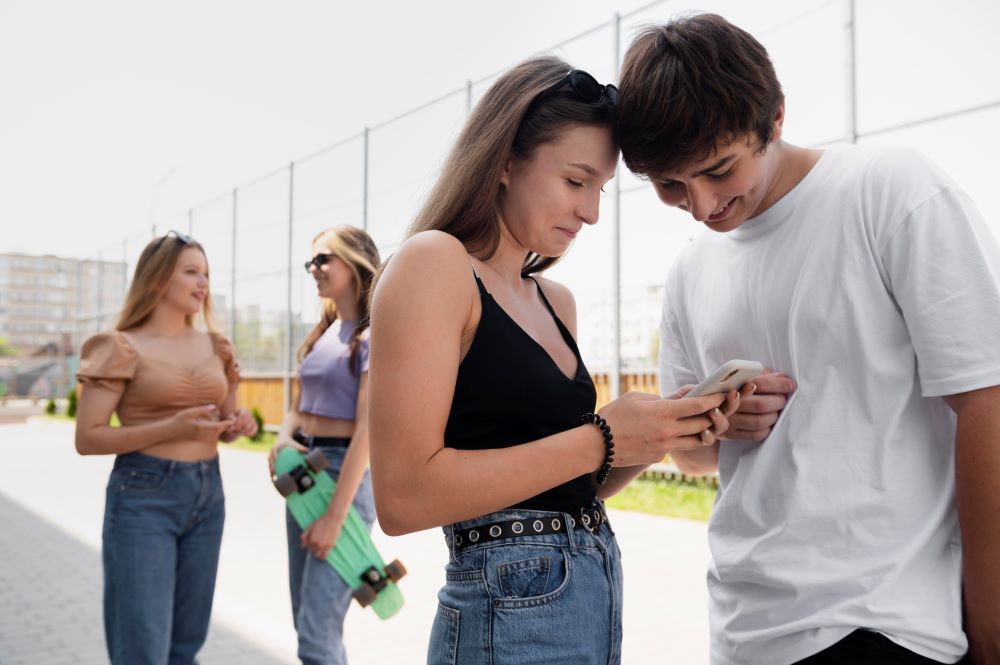 jovenes grupo mirando movil redes sociales