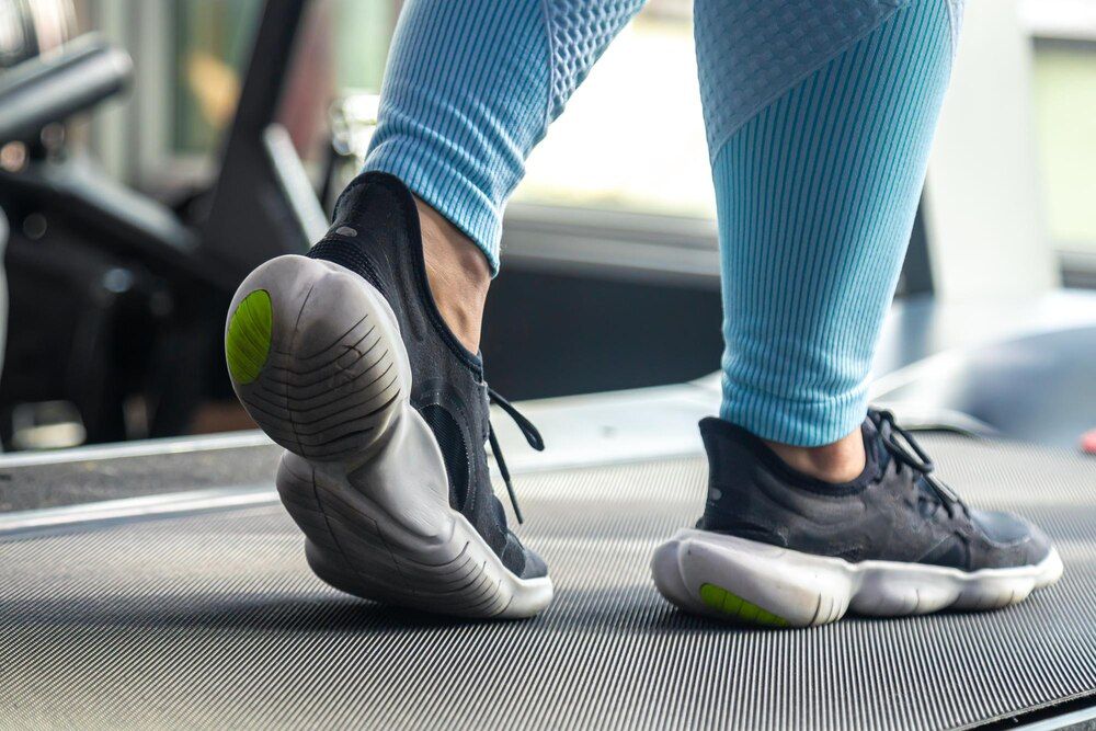 El mejor calzado para la fascitis plantar y qué evitar