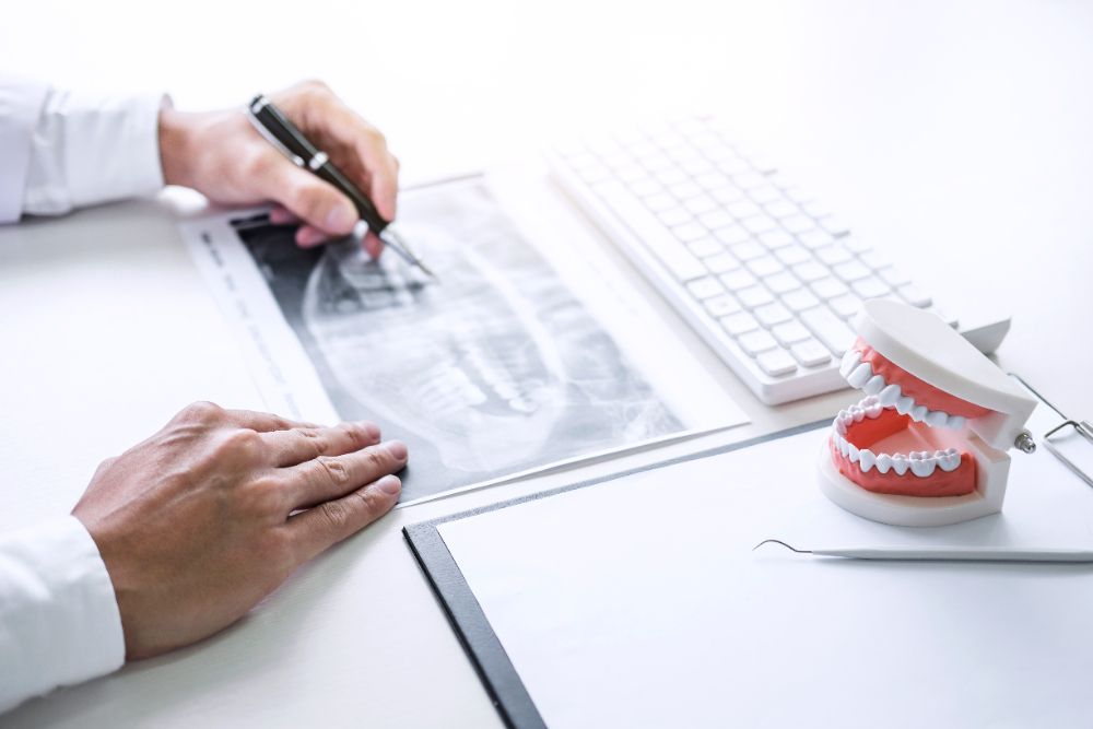 dentista vendo uma radiografia da boca