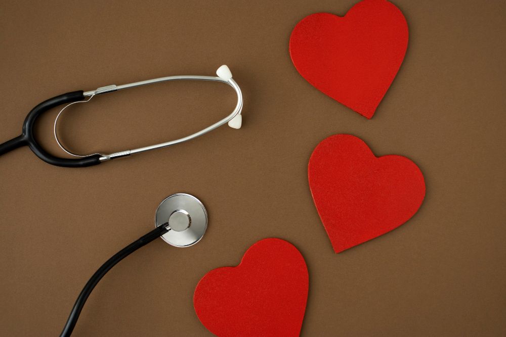 estetoscópio com corações ao lado